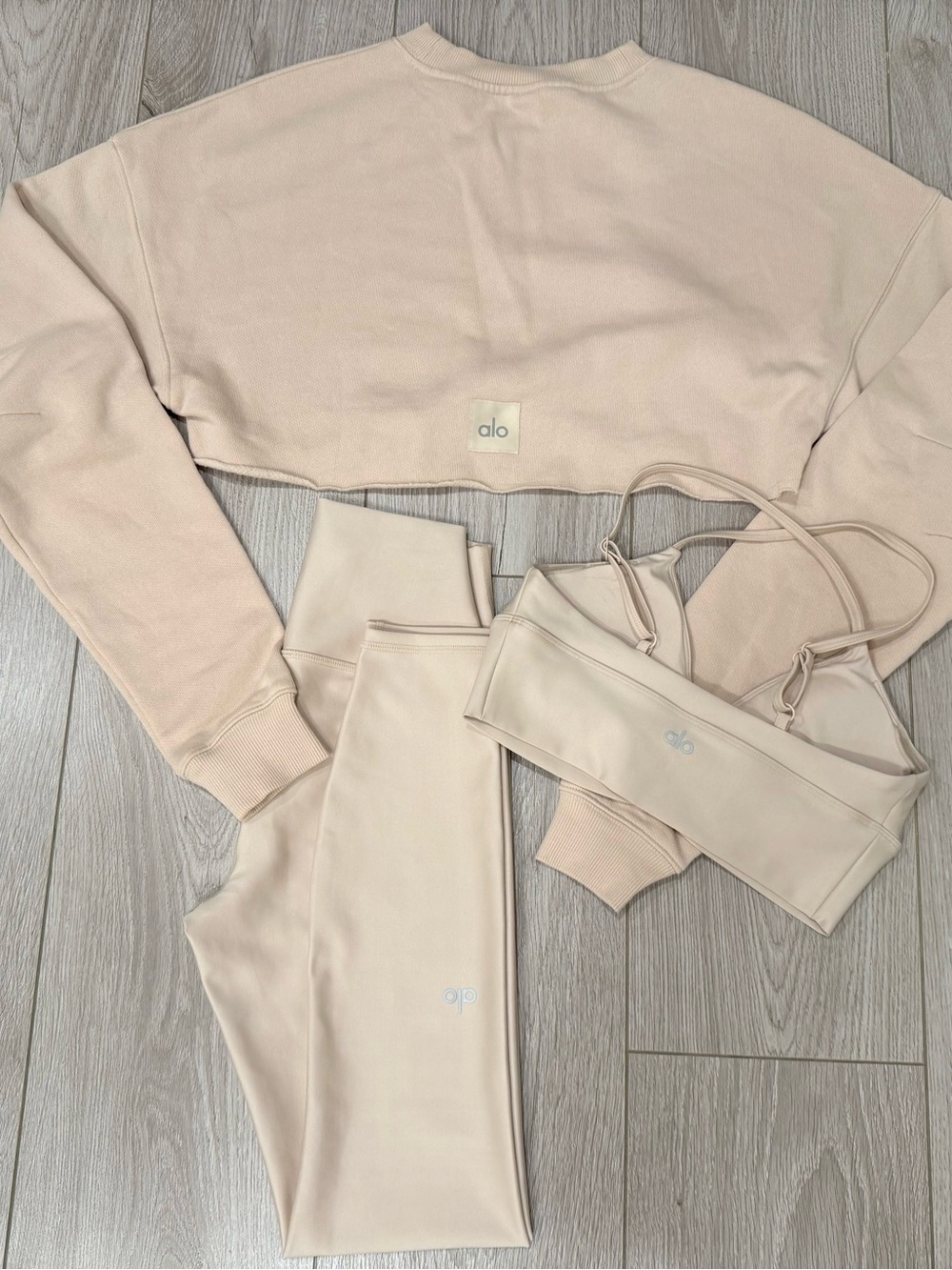 Alo Yoga XS Set in Macadamia - Legging, Devine Bra Top, Extreme Cropped Pullover